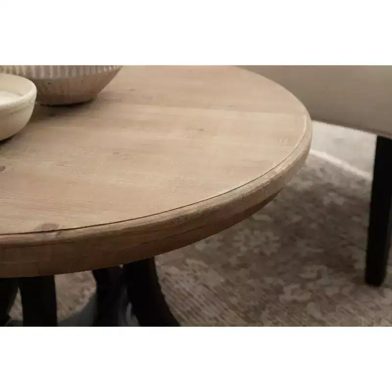 Table basse en bois marron rustique